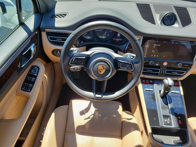 Certified 2023 Porsche Macan AWD/4WD image 18