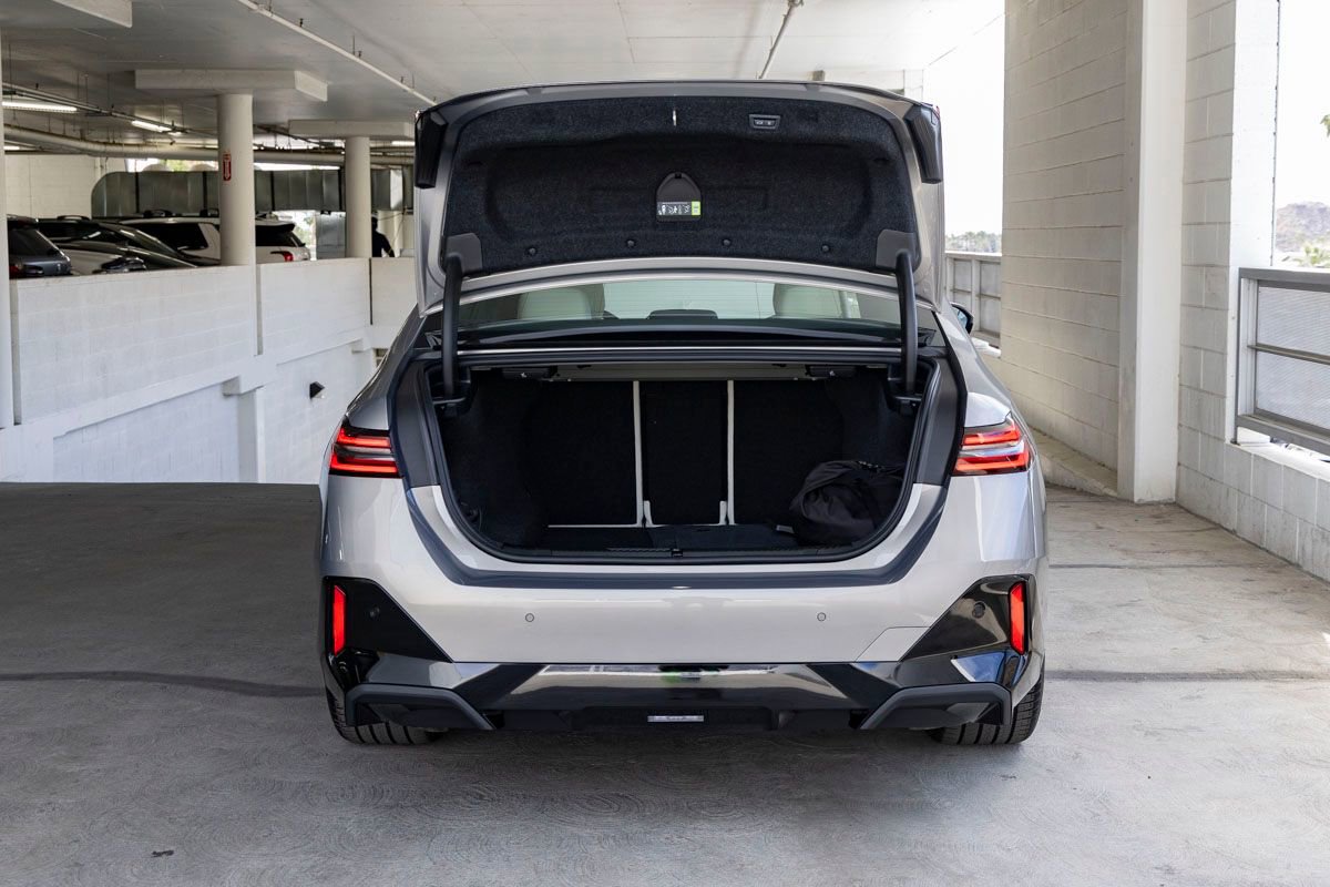 New 2026 BMW 550e xDrive w/ Premium Package AWD/4WD image 26