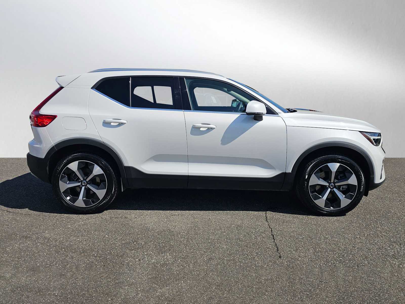 Used 2025 Volvo XC40 B5 Core w/ Protection Package Premier AWD/4WD image 2