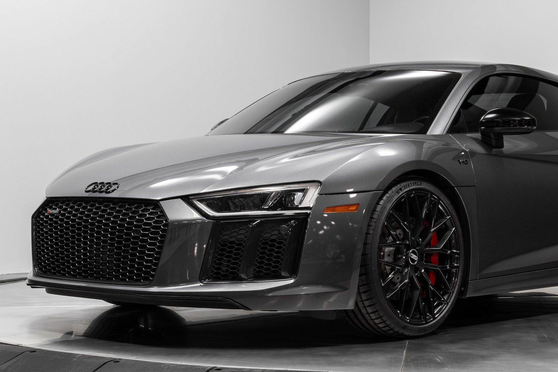 Used 2018 Audi R8 V10 w/ Premium Package image 4