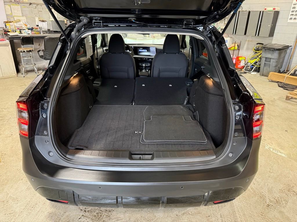 Used 2025 Nissan Kicks SV w/ Charging Package image 23