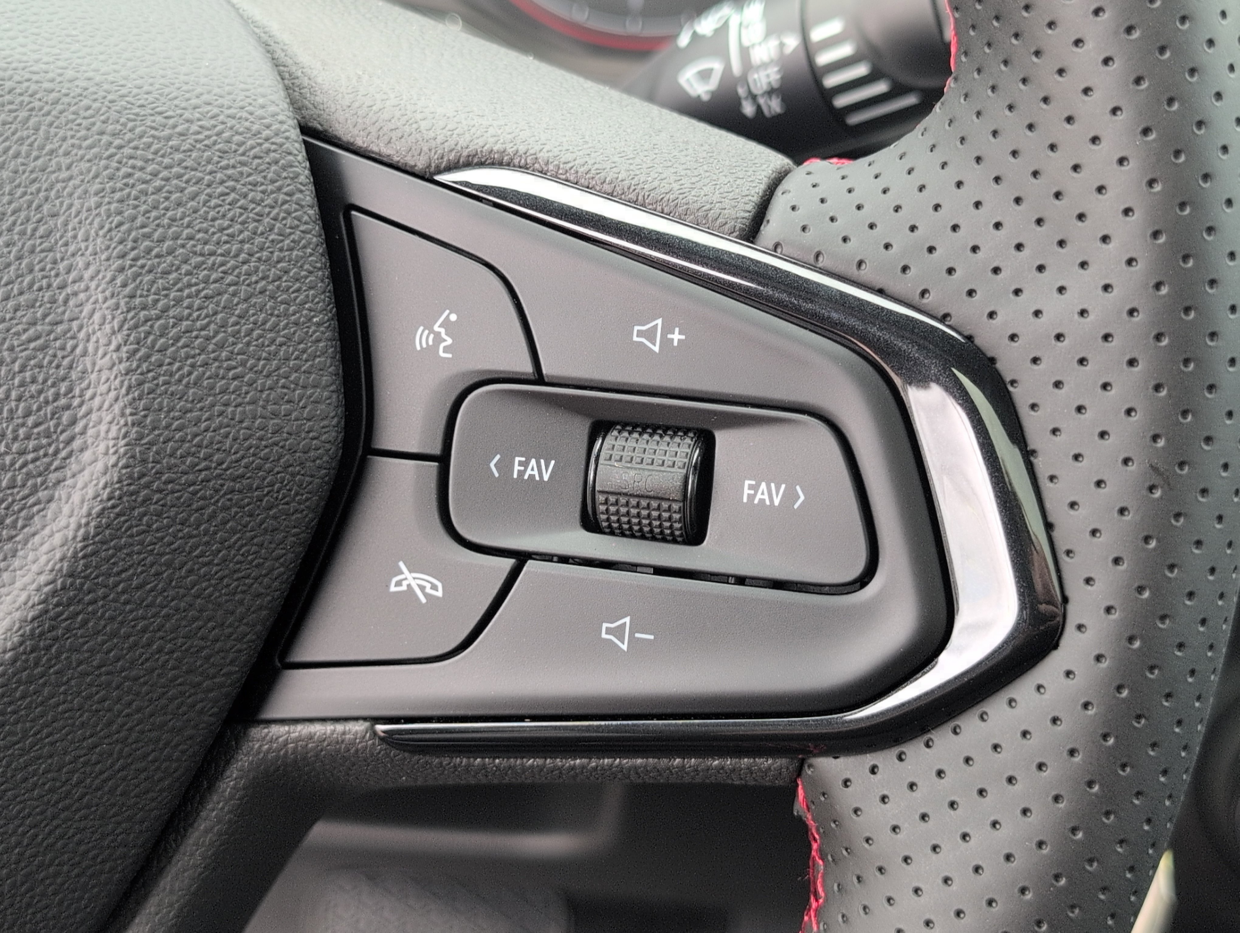 New 2026 Chevrolet Trax RS w/ Sunroof Package image 25