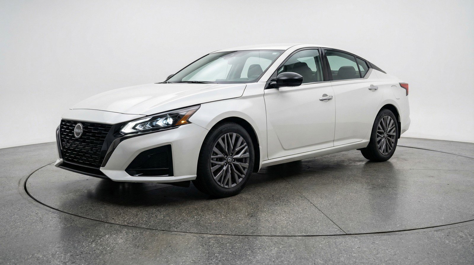 Used 2025 Nissan Altima 2.5 SV FWD image 3