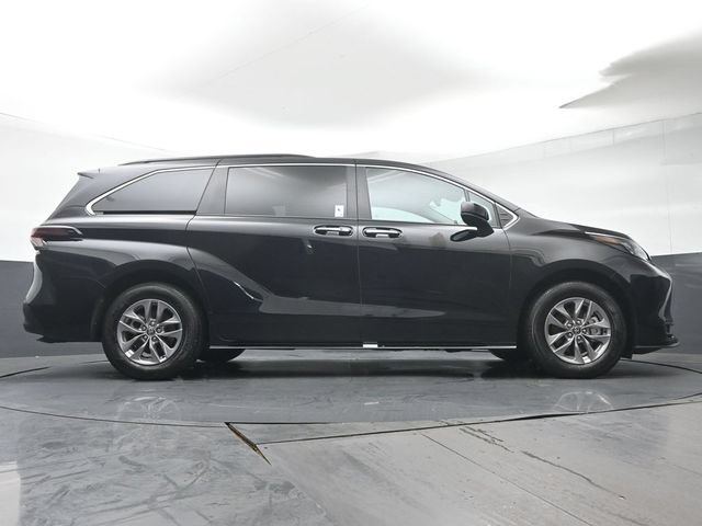 Used 2026 Toyota Sienna XLE AWD/4WD image 40