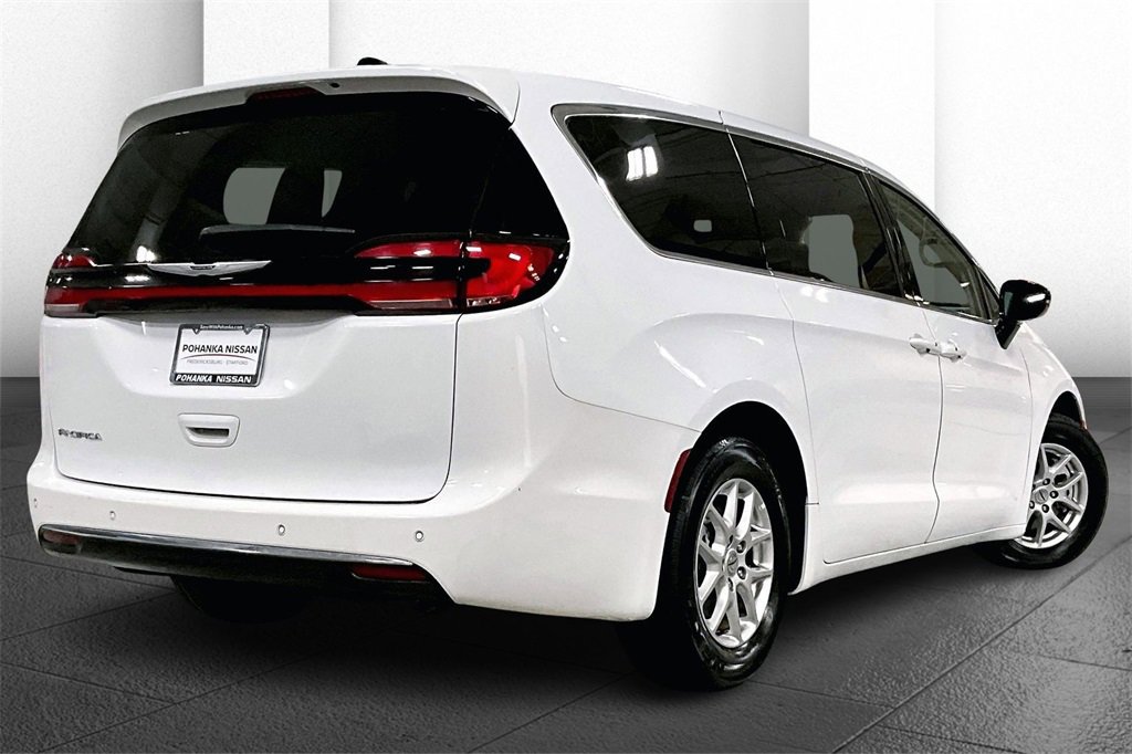 Used 2024 Chrysler Pacifica Touring-L image 13