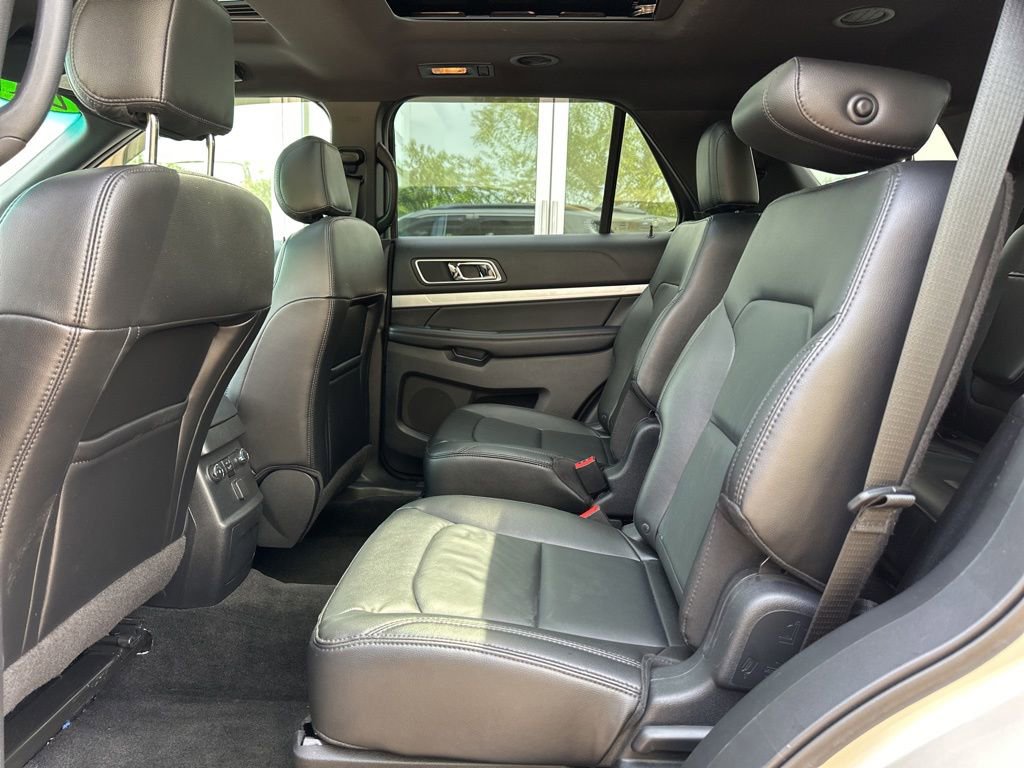 Used 2017 Ford Explorer XLT w/ Equipment Group 202A AWD/4WD image 33