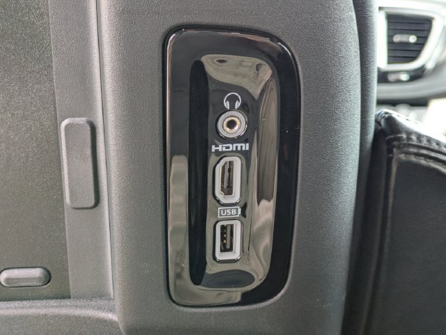Used 2018 Chrysler Pacifica Limited w/ Advanced Safetytec Group FWD image 11