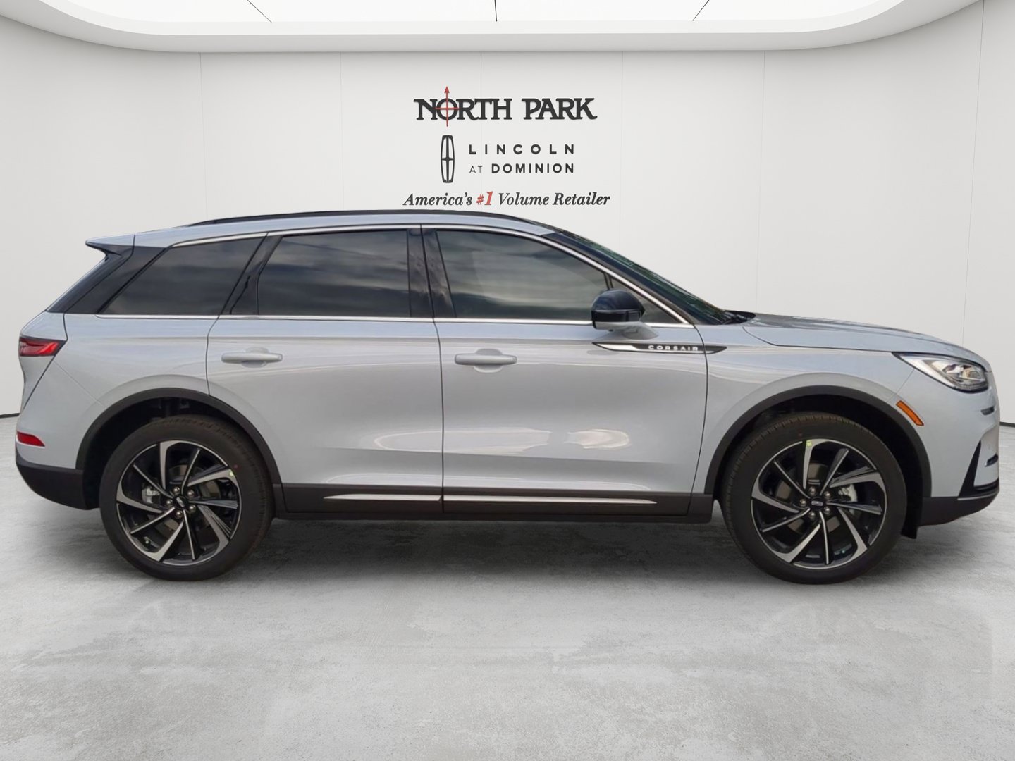 New 2026 Lincoln Corsair Reserve FWD image 2
