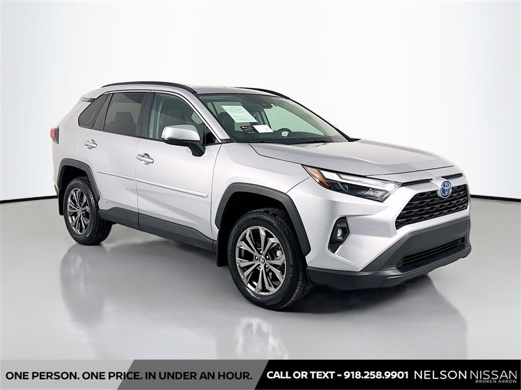 Used 2022 Toyota RAV4 XLE Premium image 3