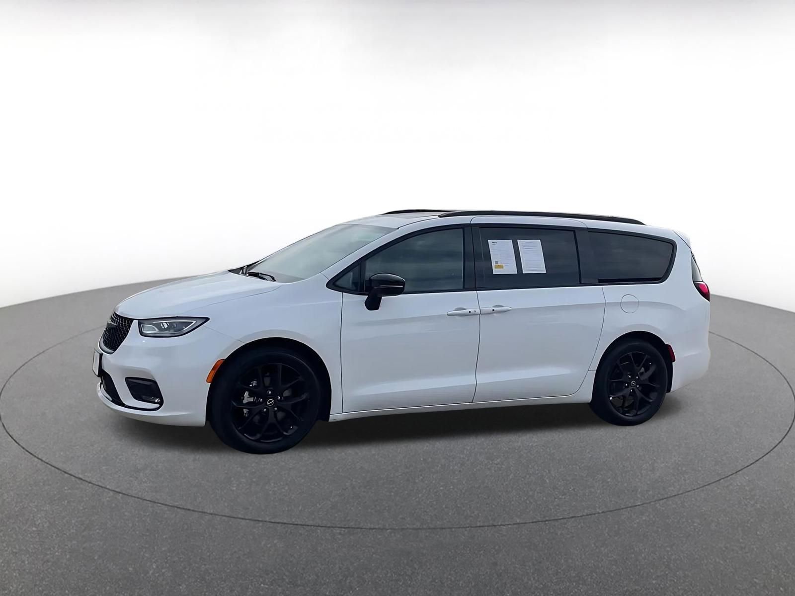 Used 2025 Chrysler Pacifica Limited image 8