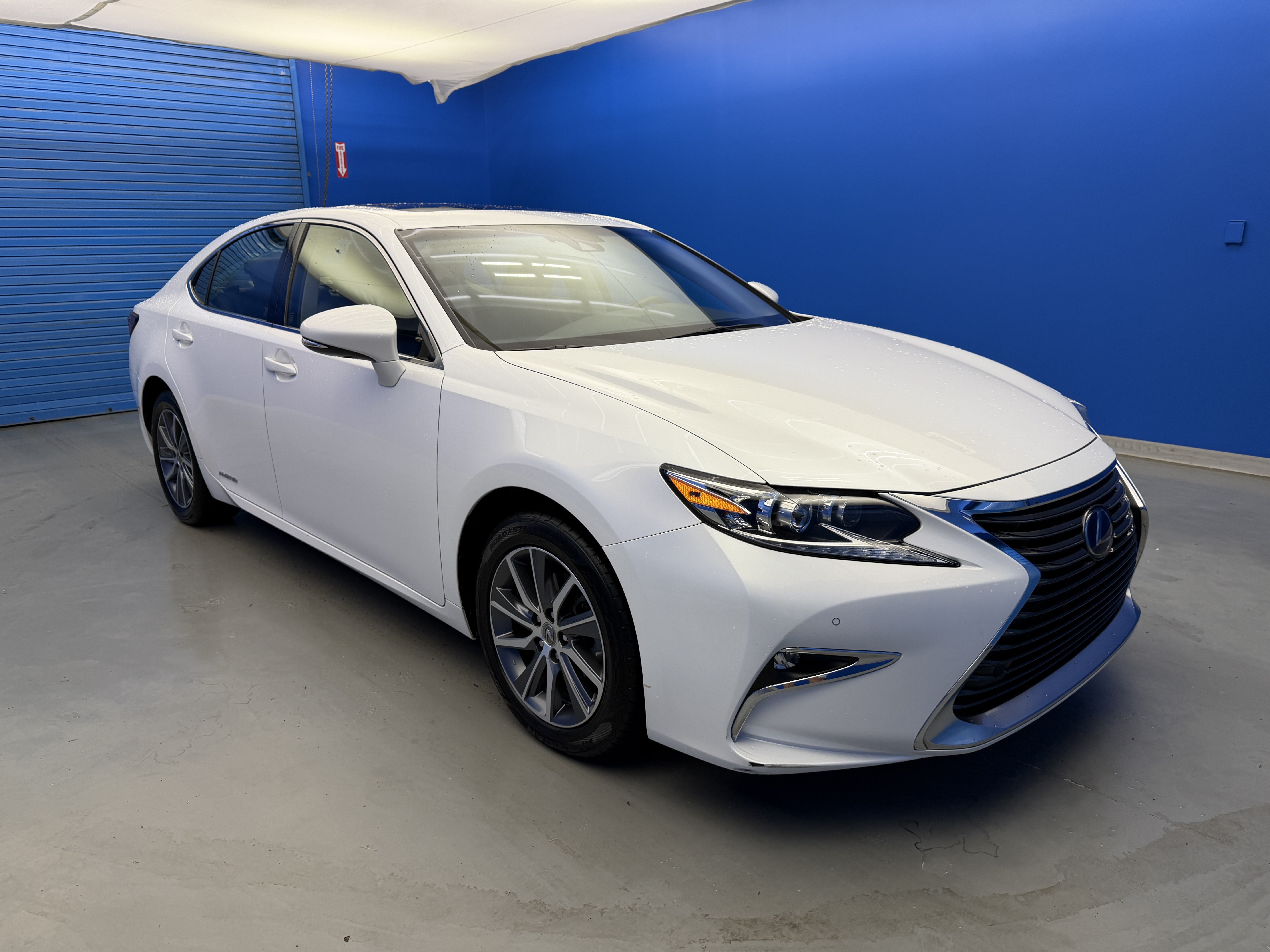 Used 2016 Lexus ES 300h w/ Luxury Package w/Wood Trim FWD image 2