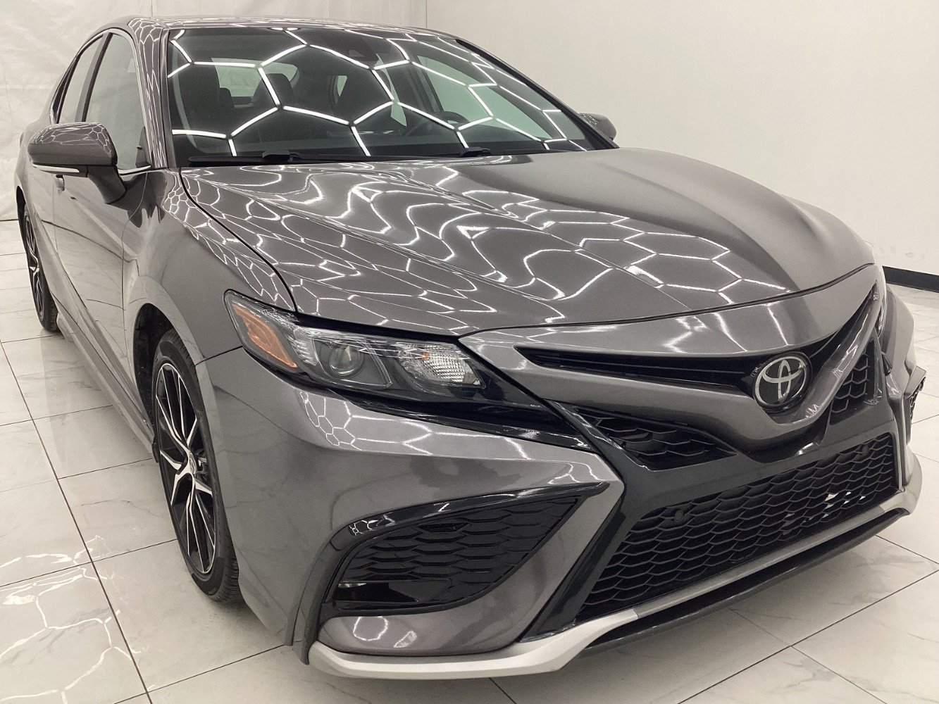 Used 2022 Toyota Camry SE image 3
