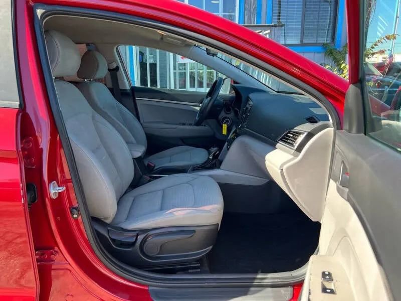 Used 2017 Hyundai Elantra SE image 11