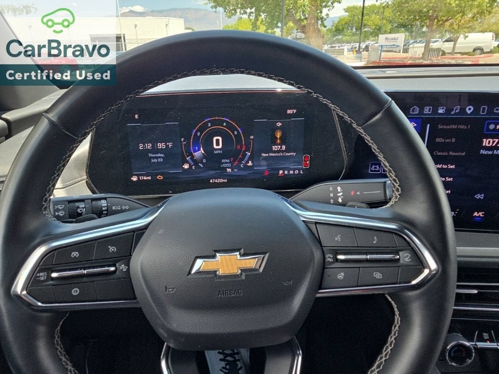 Used 2025 Chevrolet Traverse LT FWD image 15
