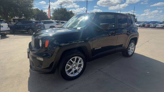 Used 2023 Jeep Renegade Latitude AWD/4WD image 4