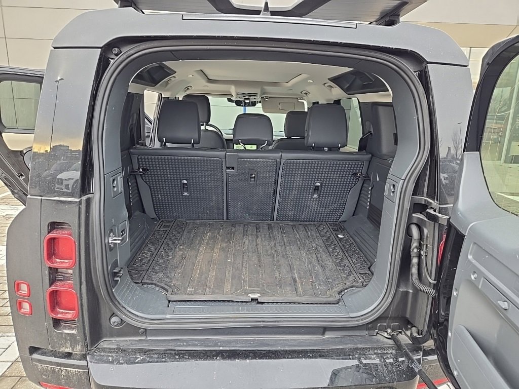 Used 2024 Land Rover Defender 110 X-Dynamic SE image 17