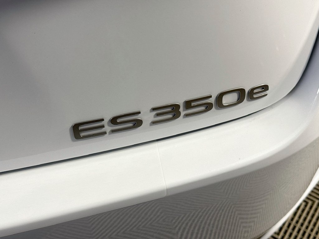 New 2026 Lexus ES 350e w/ Cold Area Package FWD image 22