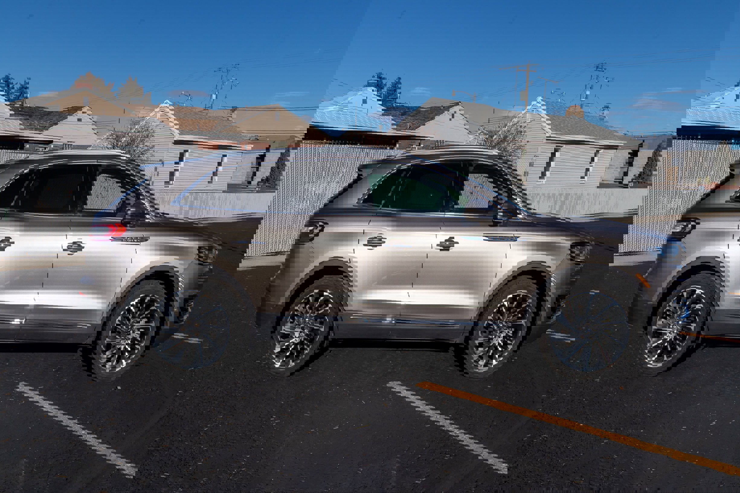 Used 2020 Lincoln Nautilus Reserve w/ Equipment Group 202A image 2