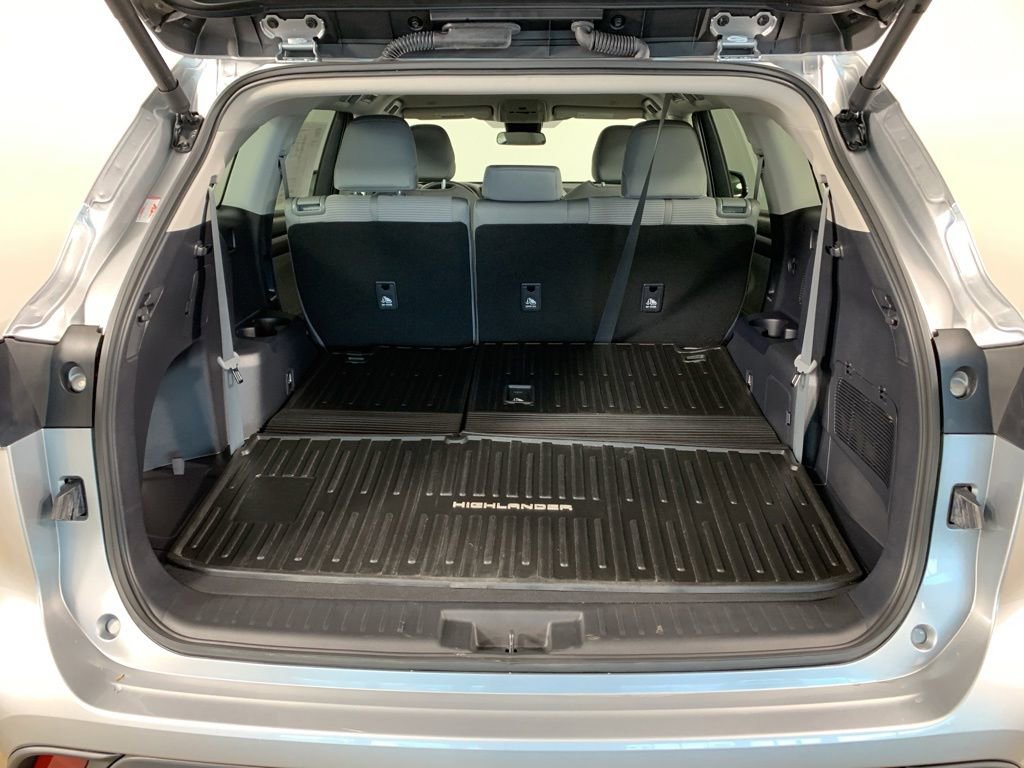 Used 2024 Toyota Highlander LE AWD/4WD image 13