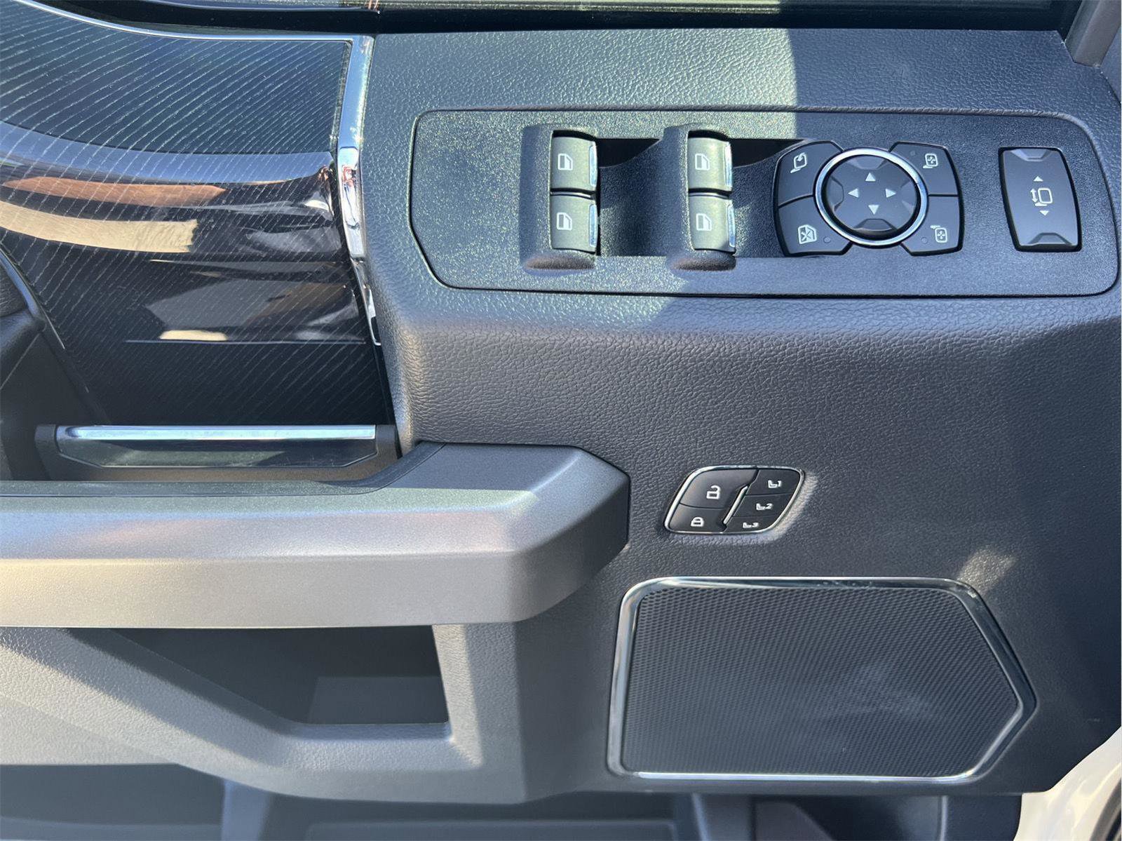 Used 2022 Ford F350 Platinum AWD/4WD image 9