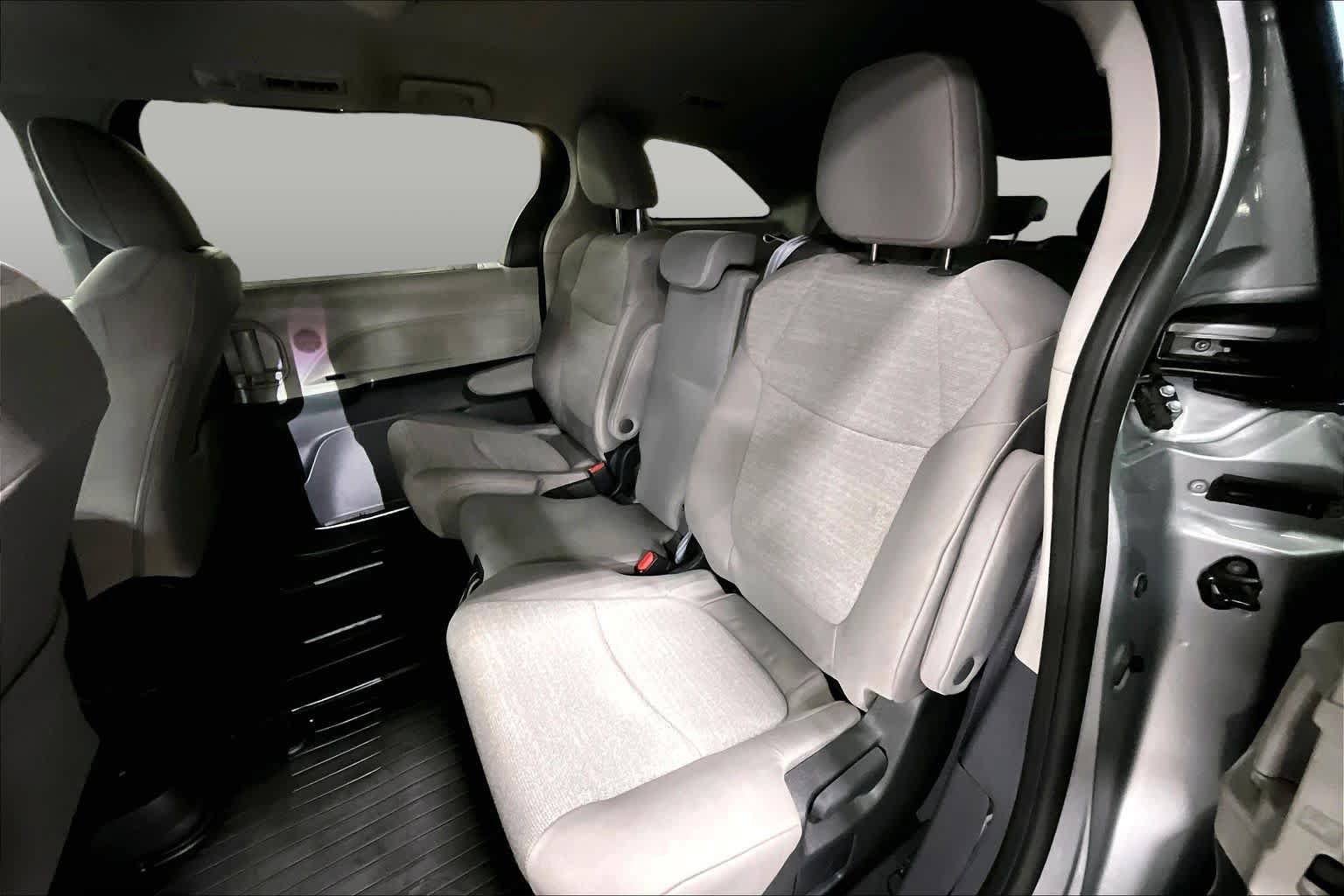 Used 2024 Toyota Sienna LE FWD image 19