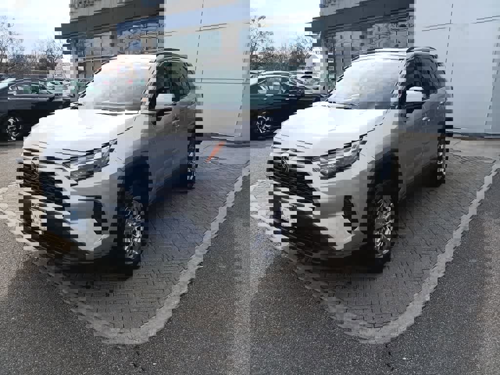 Used 2022 Toyota RAV4 XLE w/ Convenience Package image 2