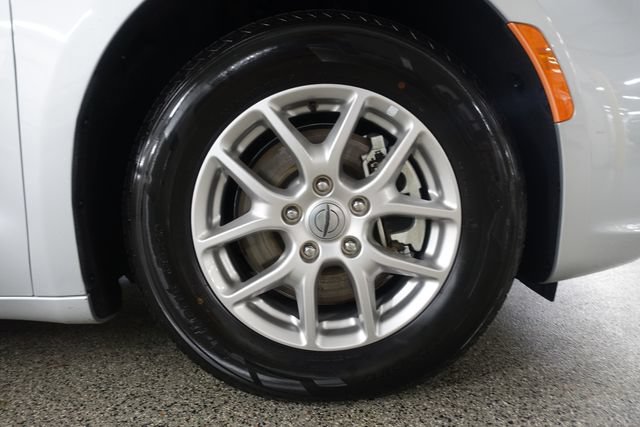 Used 2024 Chrysler Pacifica Touring-L FWD image 27