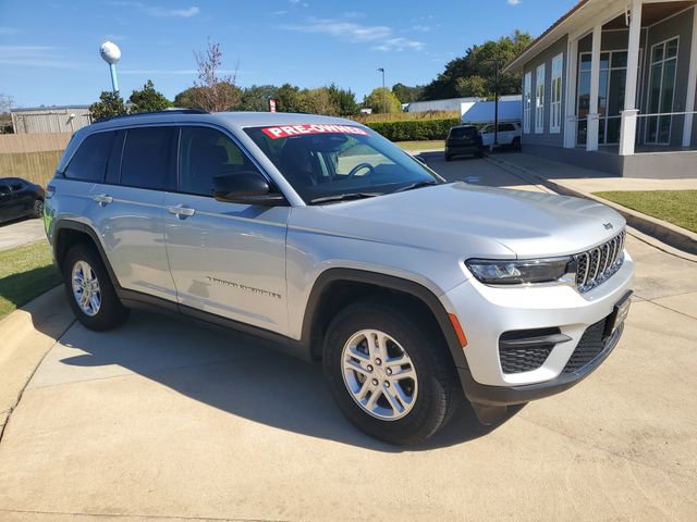 Used 2024 Jeep Grand Cherokee Laredo RWD image 8