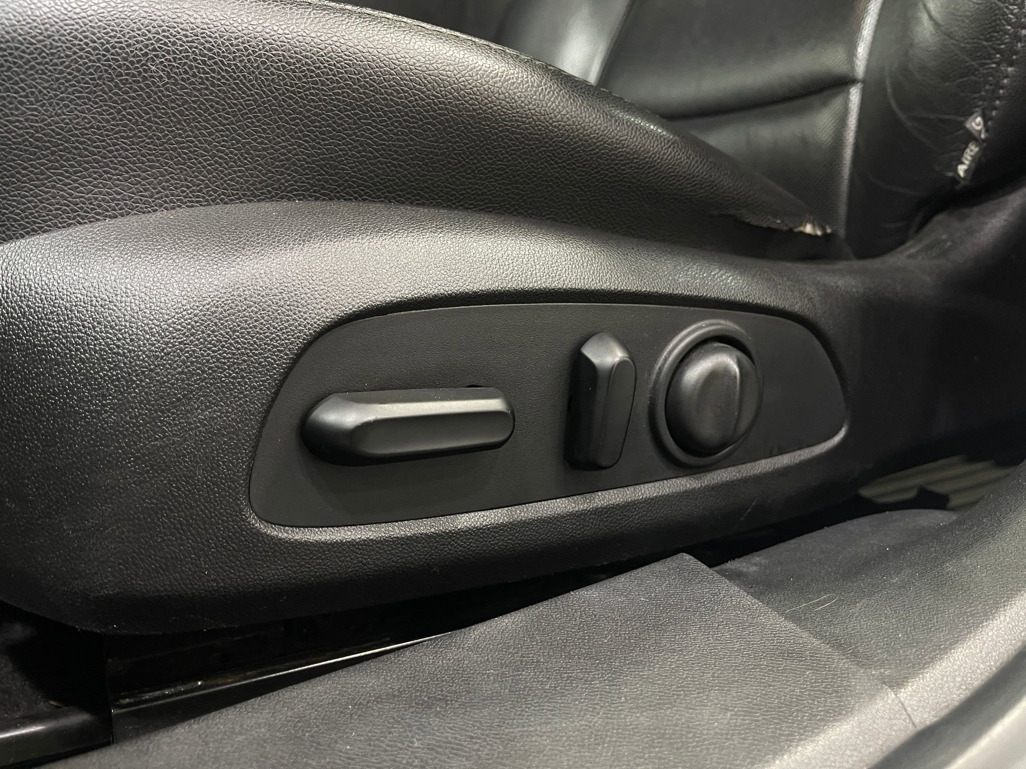 Used 2017 Chevrolet Malibu Premier w/ Premier Sun and Wheel Package image 17