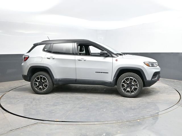 Used 2025 Jeep Compass Trailhawk AWD/4WD image 11