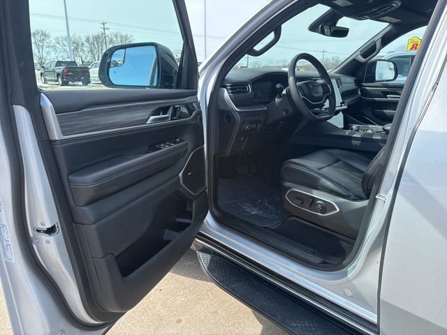 Used 2024 Jeep Wagoneer L Series II w/ Flexible Seating Group image 9