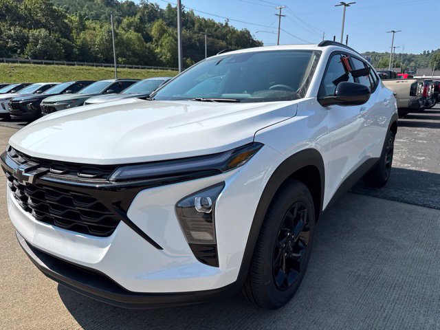 New 2026 Chevrolet Trax LT w/ Sunroof Package FWD image 3