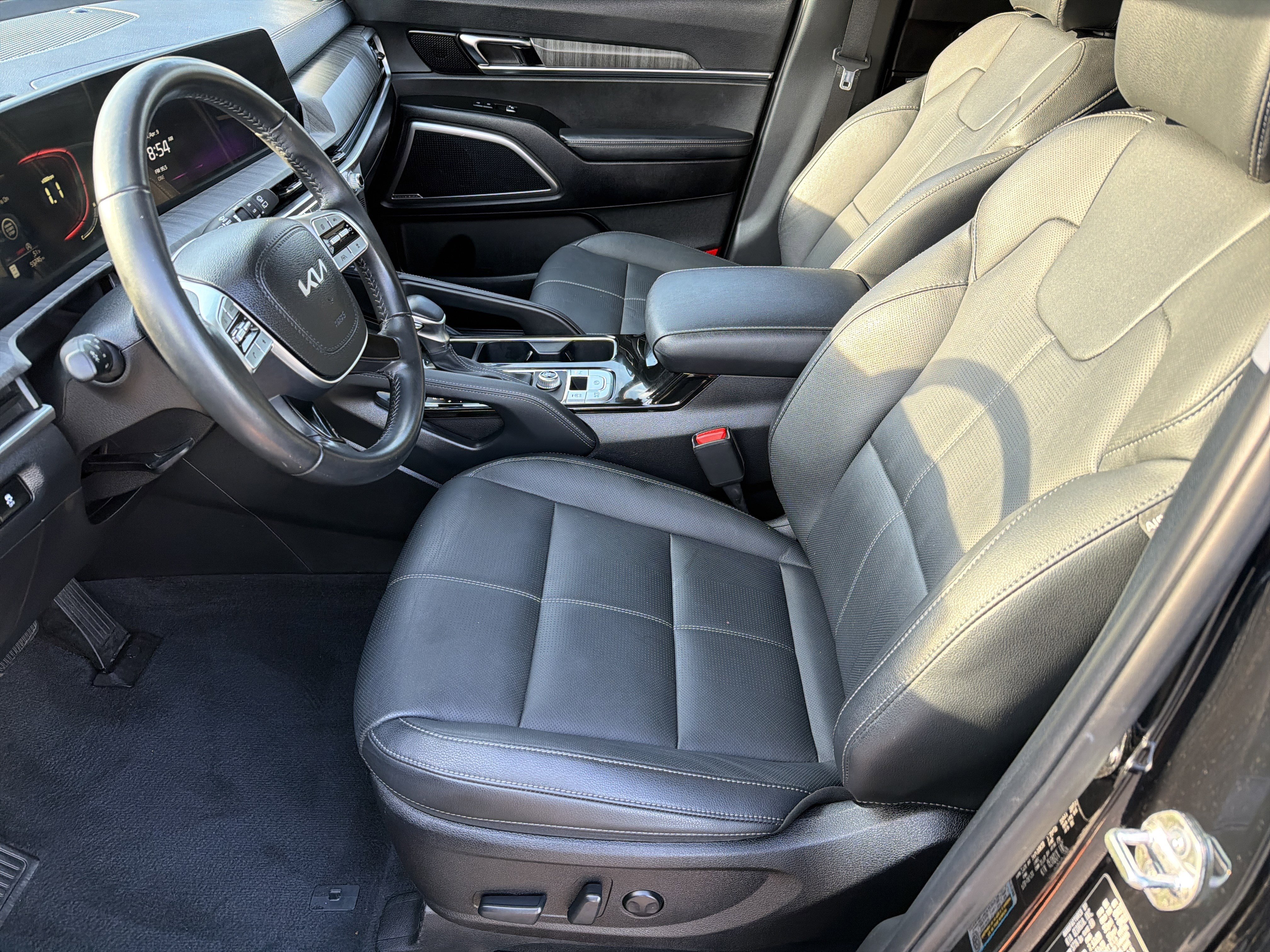 Used 2023 Kia Telluride EX w/ EX Captain's Chair Package image 8