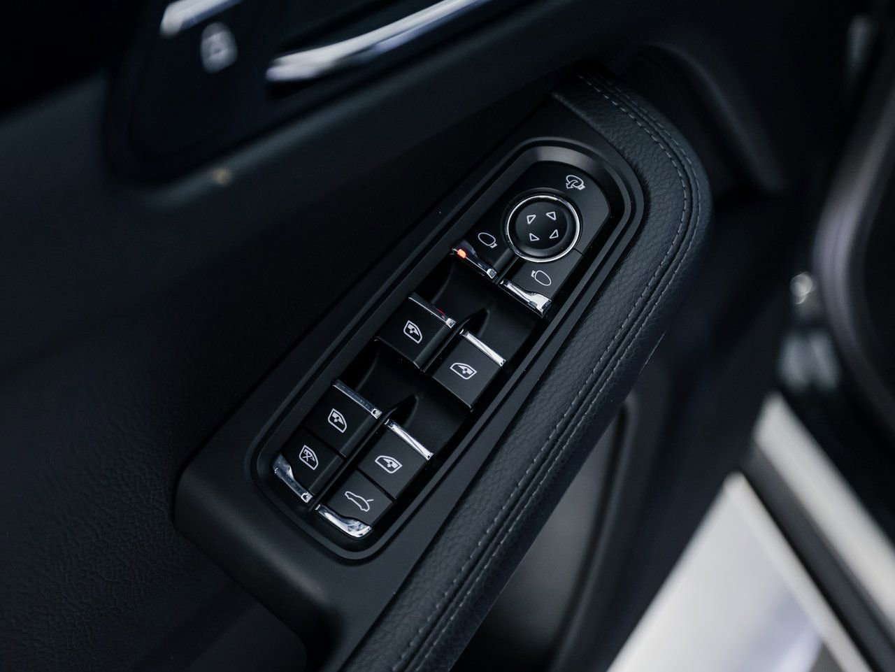 Certified 2025 Porsche Macan AWD/4WD image 22