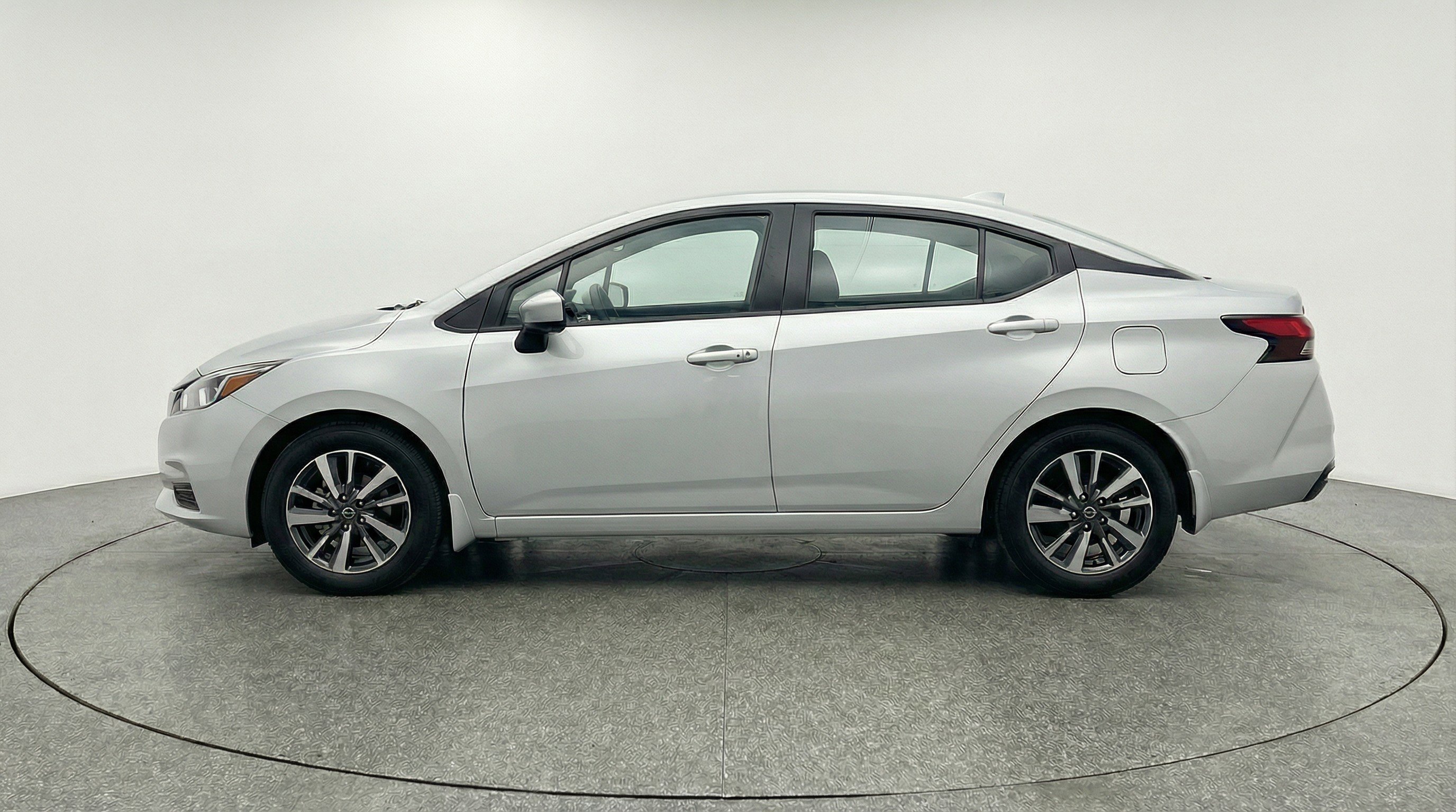 Used 2025 Nissan Versa SV image 5