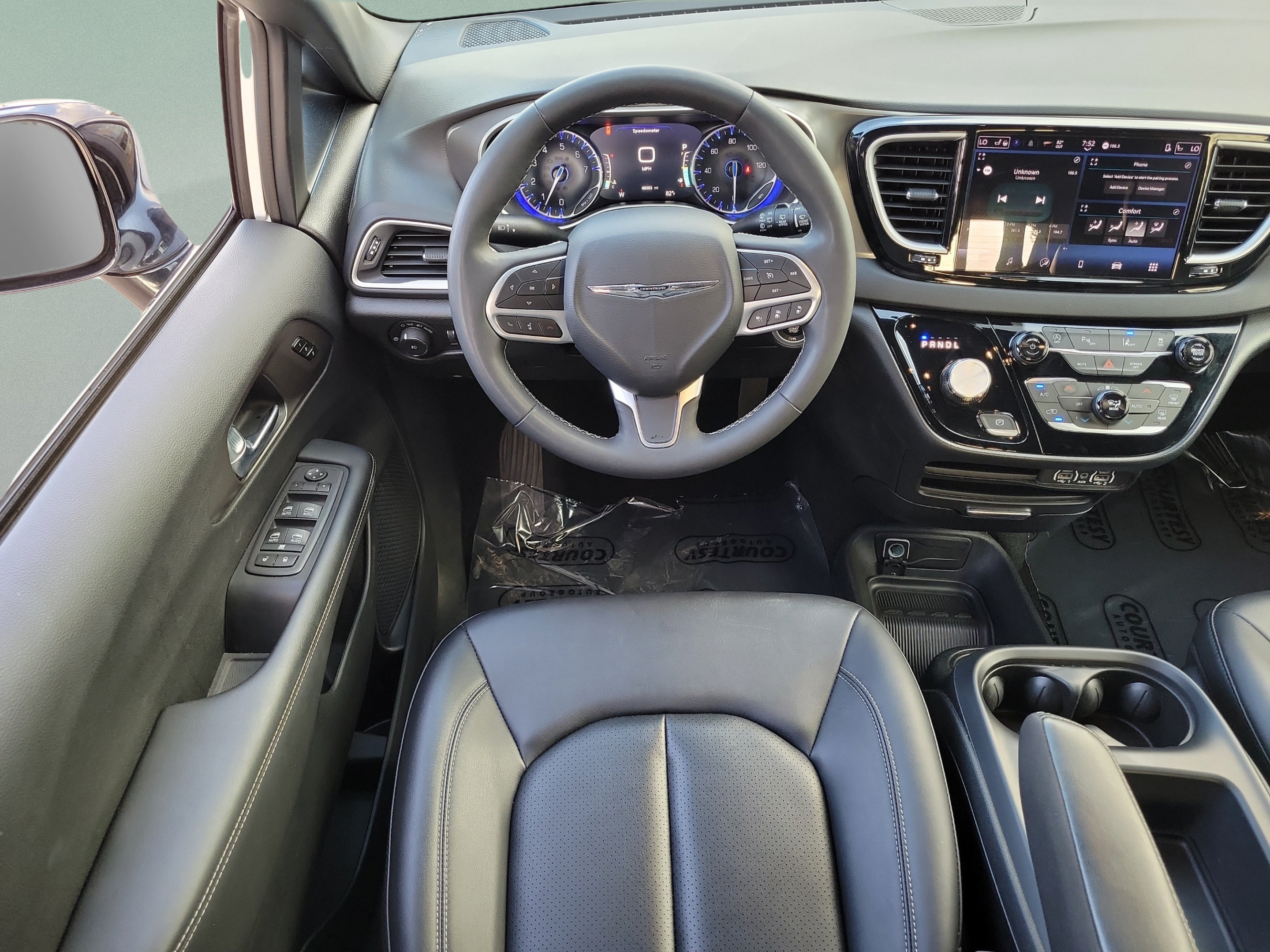 Used 2025 Chrysler Pacifica Select FWD image 12