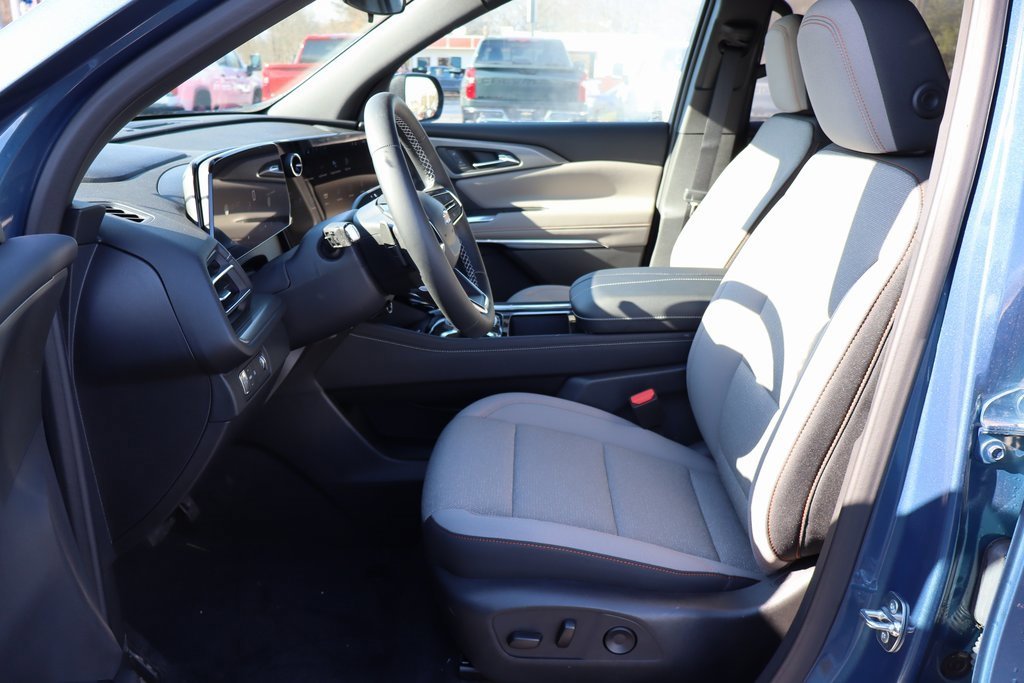 Used 2025 Chevrolet Traverse LT w/ Driver Confidence Package image 3