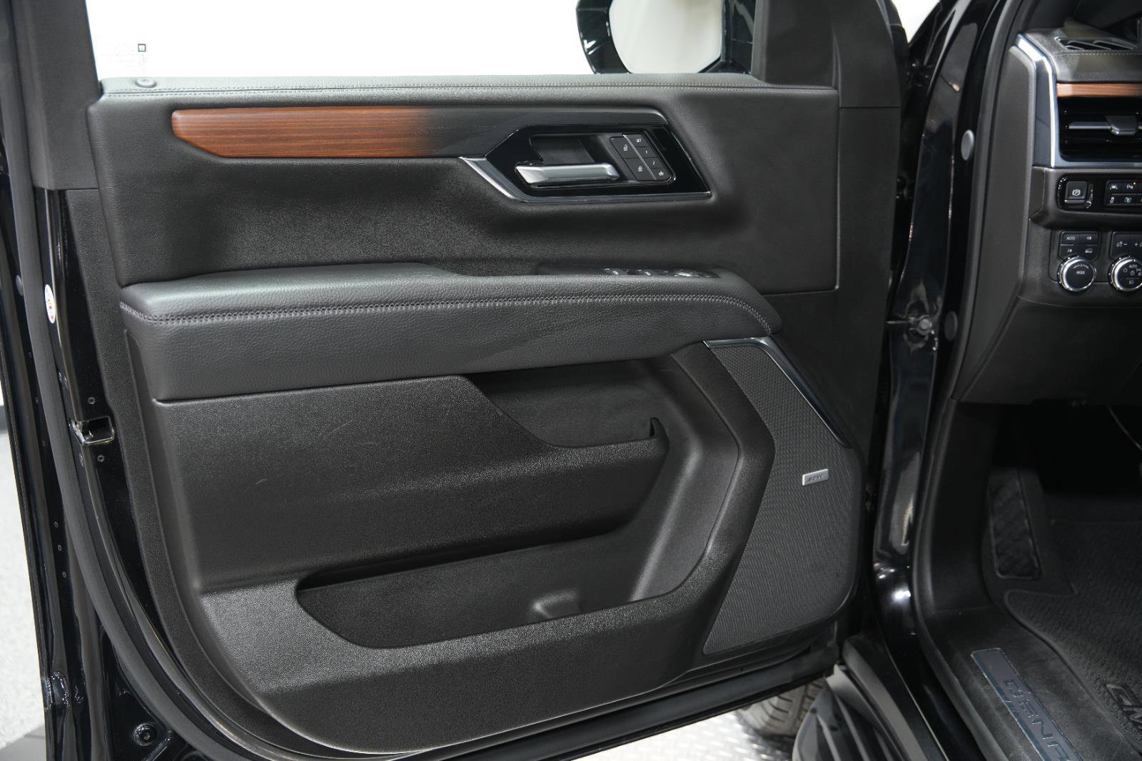 Used 2025 GMC Yukon Denali AWD/4WD image 25