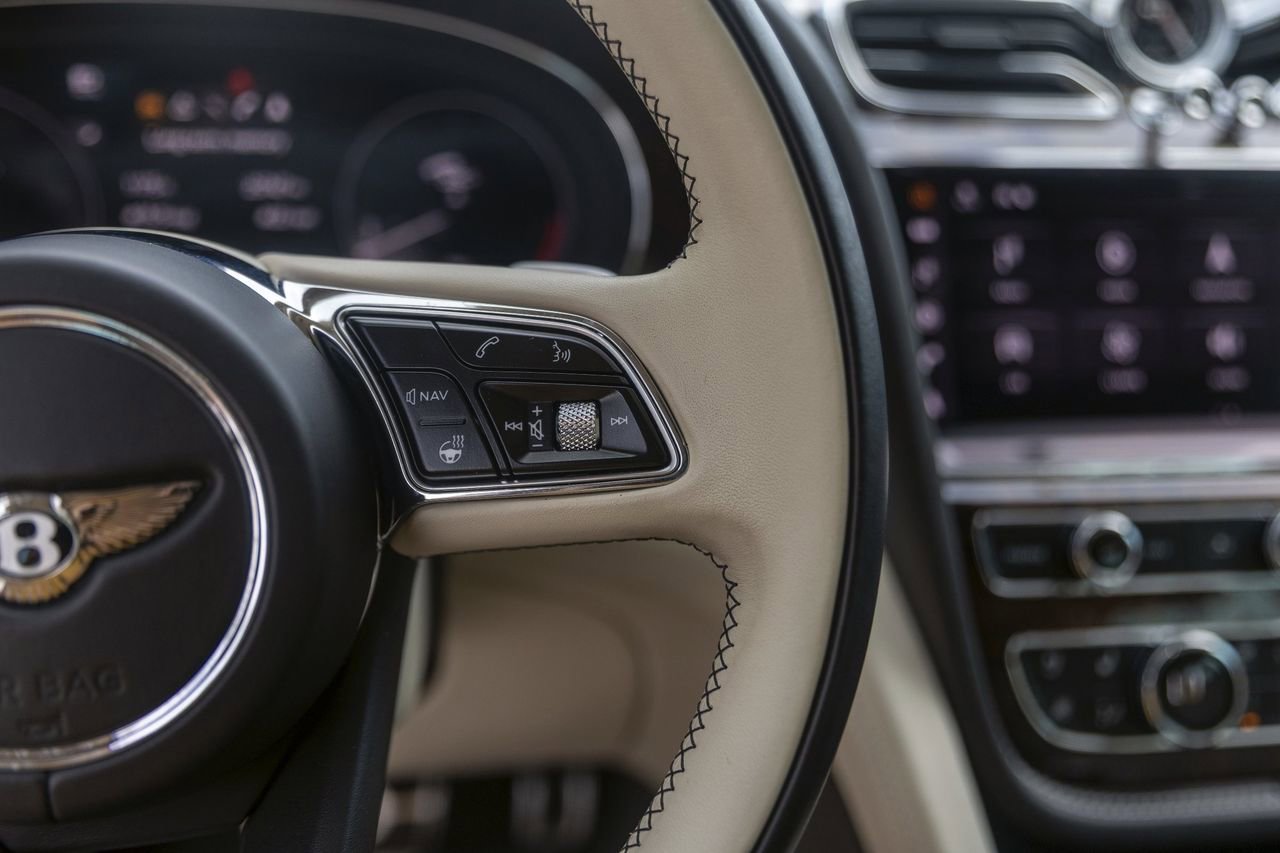 Used 2021 Bentley Bentayga AWD/4WD image 28