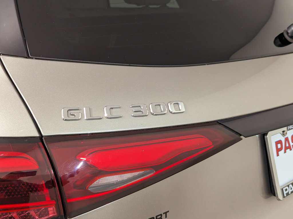 Used 2024 Mercedes-Benz GLC 300 4MATIC image 9