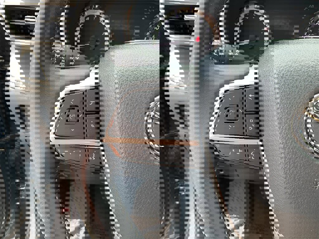 Used 2024 Toyota Highlander XLE image 8