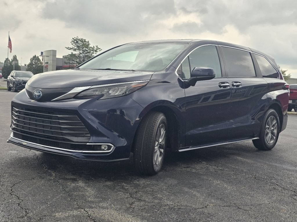 Certified 2024 Toyota Sienna XLE FWD image 13