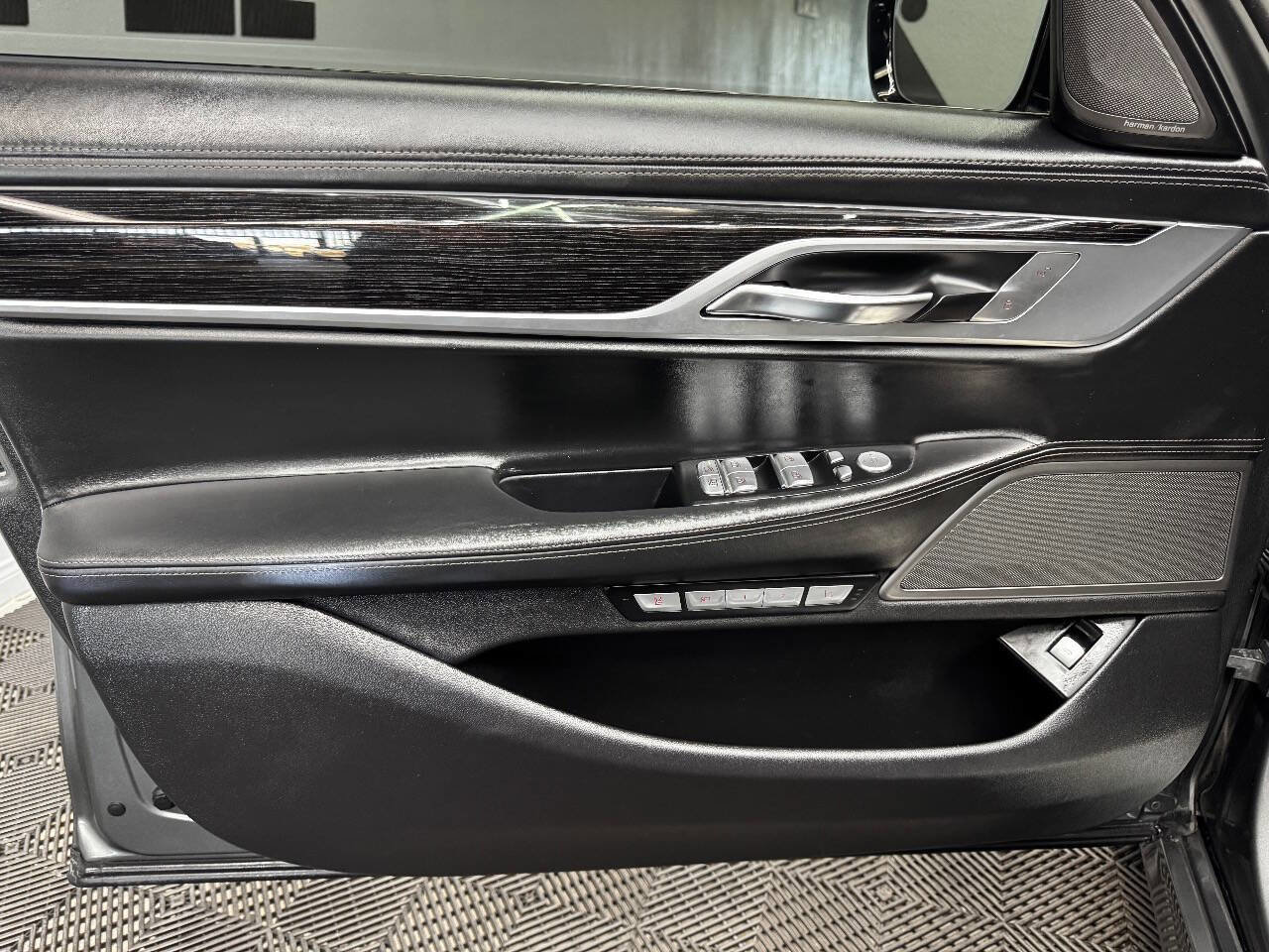 Used 2016 BMW 750i image 36