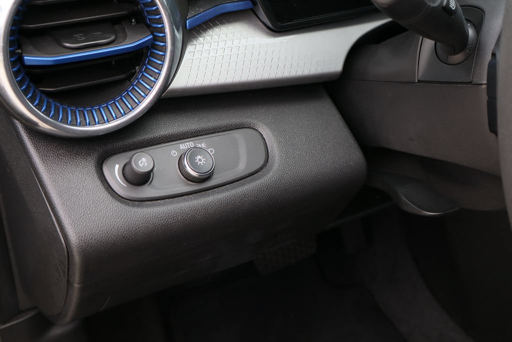 Used 2025 Chevrolet Trax LT FWD image 12