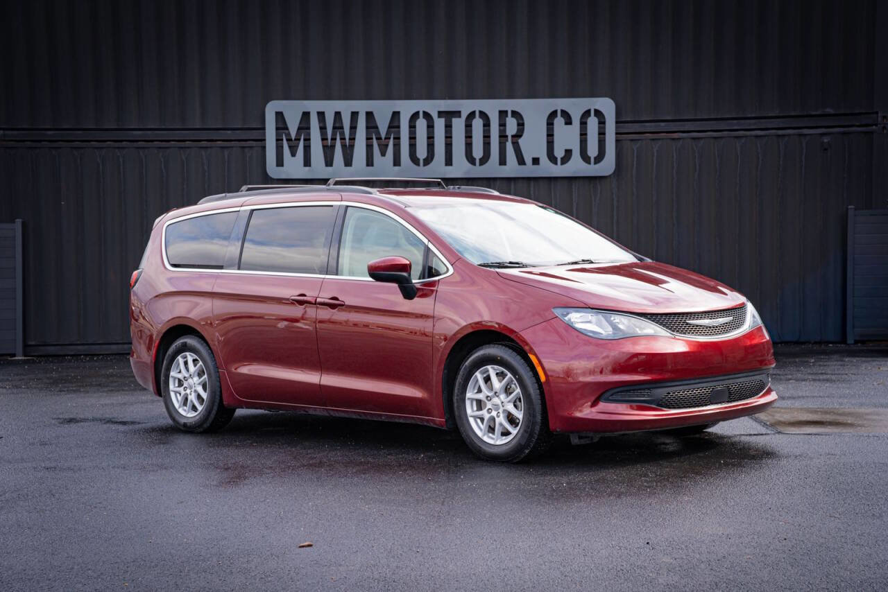 Used 2021 Chrysler Voyager Lxi image 1