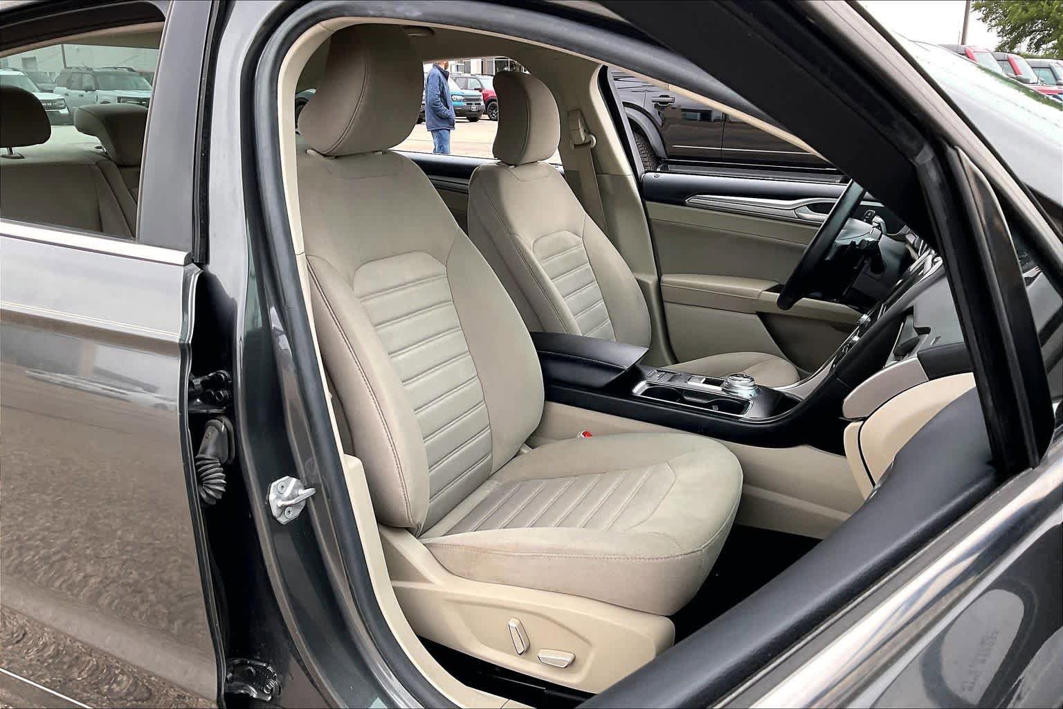 Used 2019 Ford Fusion SE FWD image 9
