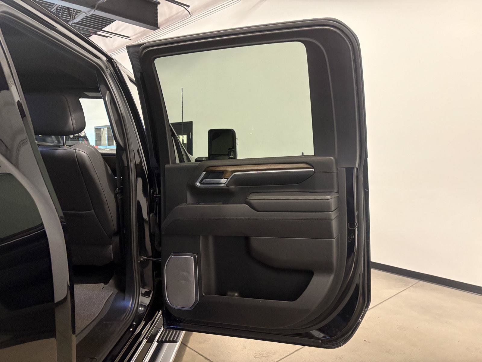 Used 2025 Chevrolet Silverado 2500 High Country w/ High Country Premium Package AWD/4WD image 45