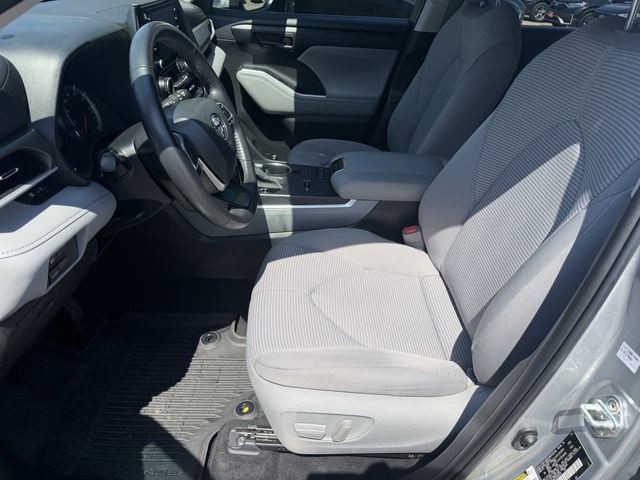 Used 2022 Toyota Highlander LE FWD image 19