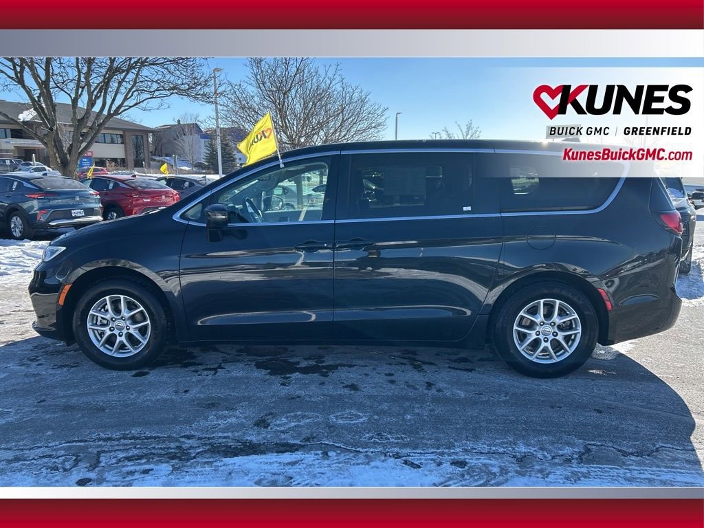 Used 2023 Chrysler Pacifica Touring-L image 10