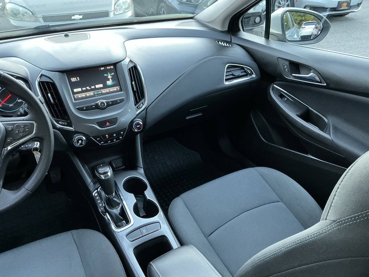 Used 2018 Chevrolet Cruze LT FWD image 18